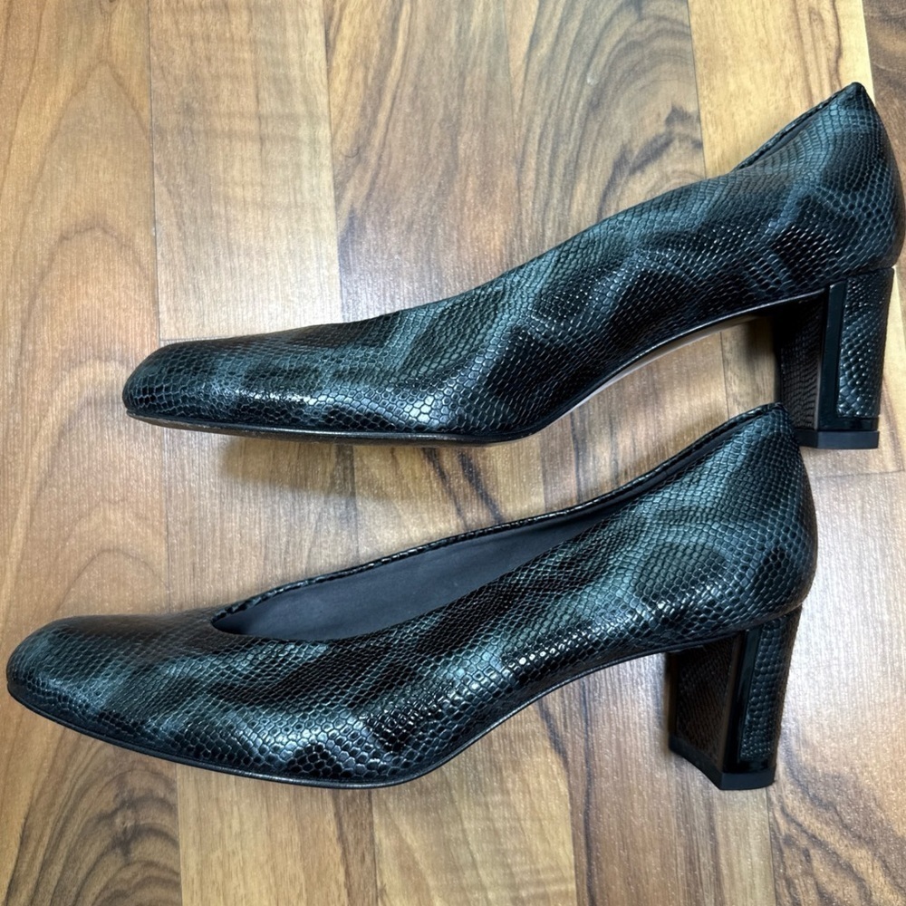 Stuart Weitzman Leather Snake Embossed Pump 2.5” Heel Shoes Size 7M Black Gray - Picture 4 of 16